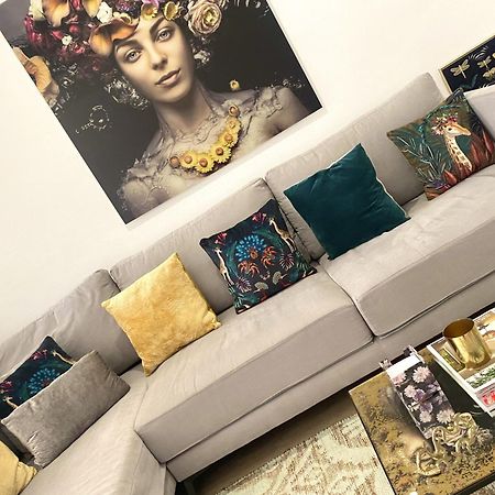 Barcelona Chic Apartments- Free Parking - 10 Min From Bcn City Centre By Metro المظهر الخارجي الصورة