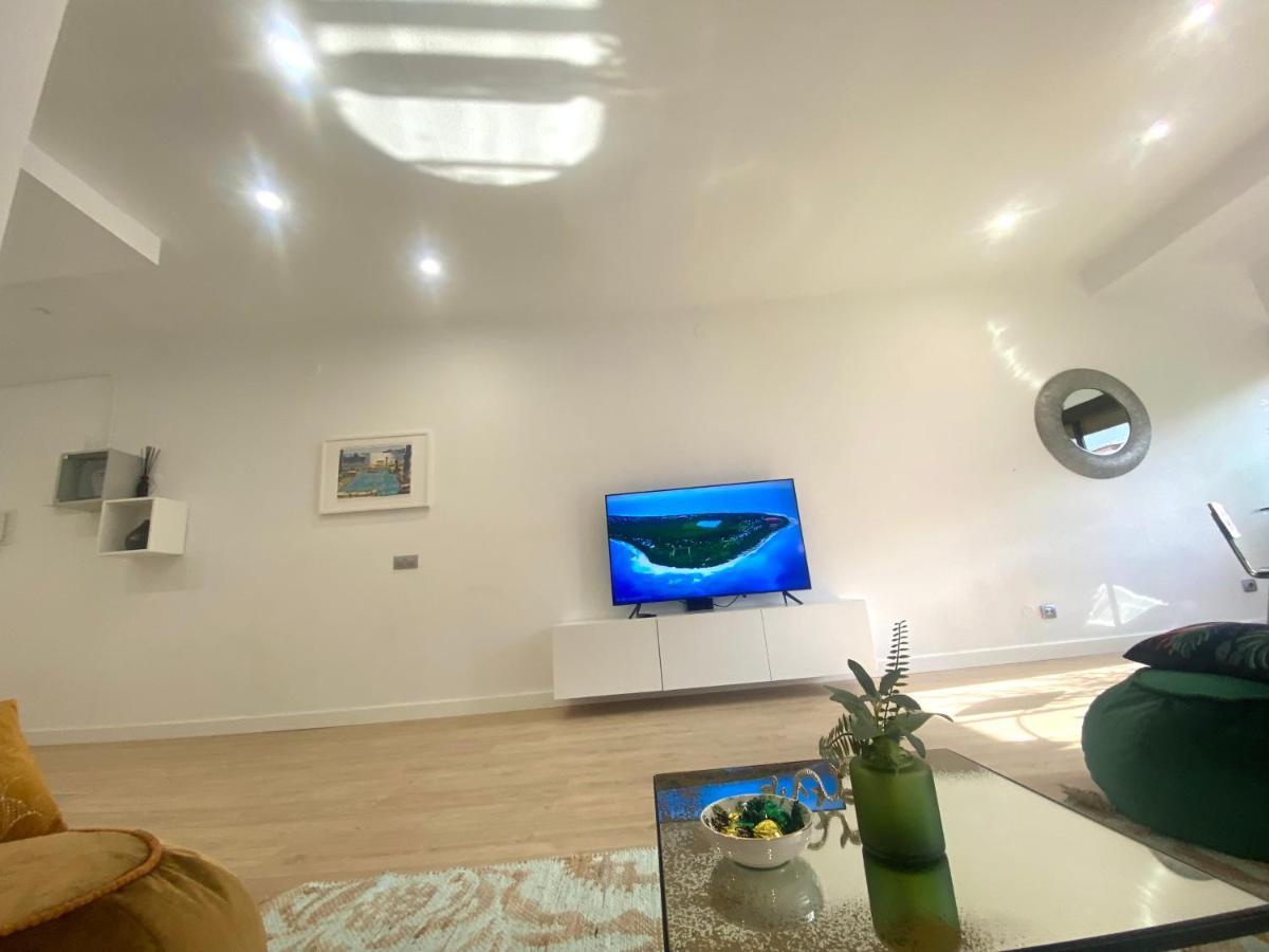 Barcelona Chic Apartments- Free Parking - 10 Min From Bcn City Centre By Metro المظهر الخارجي الصورة
