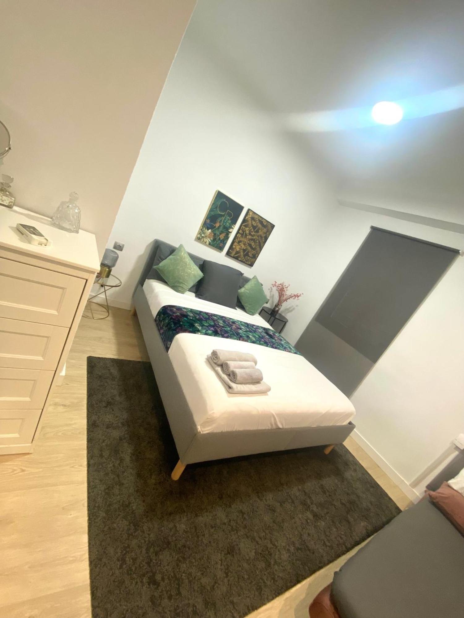 Barcelona Chic Apartments- Free Parking - 10 Min From Bcn City Centre By Metro المظهر الخارجي الصورة